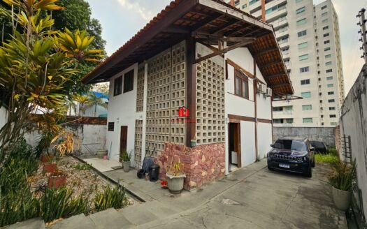 Casa Duplex mobiliada com 3 quartos sendo 1 suíte, estratégico para empresas, a venda no bairro Parque dez de Novembro, Manaus AM.