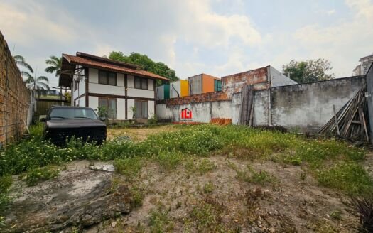 Casa Duplex mobiliada com 3 quartos sendo 1 suíte, estratégico para empresas, a venda no bairro Parque dez de Novembro, Manaus AM.