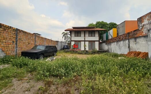 Casa Duplex mobiliada com 3 quartos sendo 1 suíte, estratégico para empresas, a venda no bairro Parque dez de Novembro, Manaus AM.