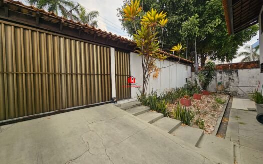 Casa Duplex mobiliada com 3 quartos sendo 1 suíte, estratégico para empresas, a venda no bairro Parque dez de Novembro, Manaus AM.