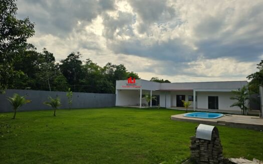 Condomínio Porto Tarumã Casa térrea semimobiliada com 3 suítes, piscina, rampa de embarque e desembarque, a venda no bairro Ponta Negra, Manaus AM.