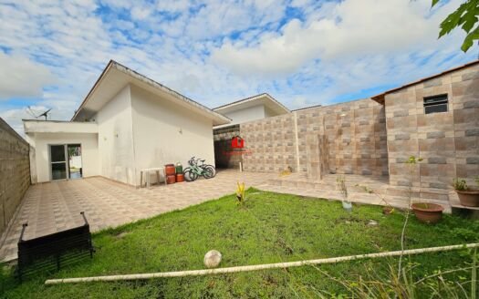 Vitta Club House Casa térrea com 3 quartos sendo 1 suíte, Quintal amplo, 233,16 m², laterais com calçada e um banheiro atras; a venda no Tarumã Açu, Manaus – AM